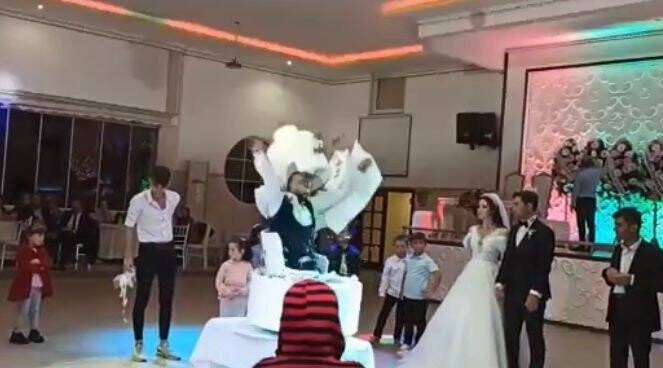 Öyle bir şaka yaptı ki gelin ve damadın aklı gitti