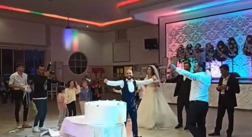 Öyle bir şaka yaptı ki gelin ve damadın aklı gitti
