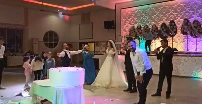 Öyle bir şaka yaptı ki gelin ve damadın aklı gitti