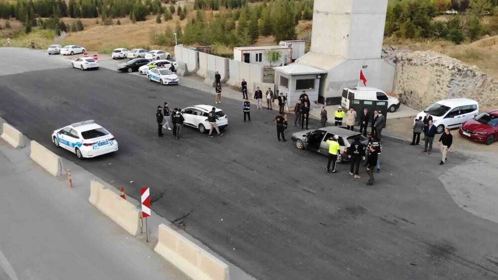 43 ilin geçiş güzergahında yoğunlaştırılmış denetim: Araçlar didik didik arandı, sürücüler sorgulandı