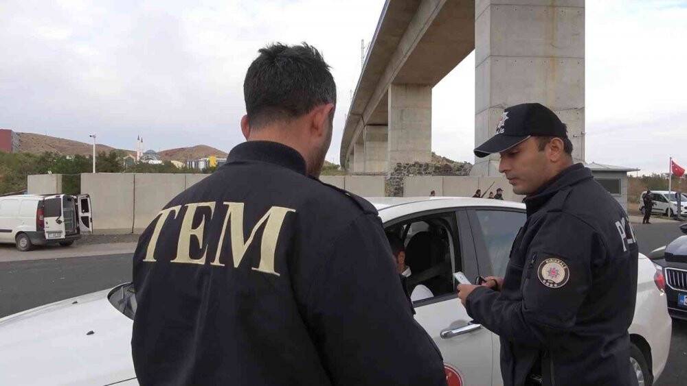 43 ilin geçiş güzergahında yoğunlaştırılmış denetim: Araçlar didik didik arandı, sürücüler sorgulandı