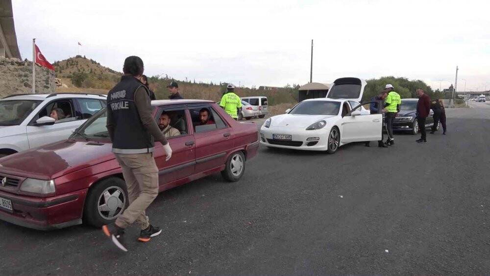 43 ilin geçiş güzergahında yoğunlaştırılmış denetim: Araçlar didik didik arandı, sürücüler sorgulandı