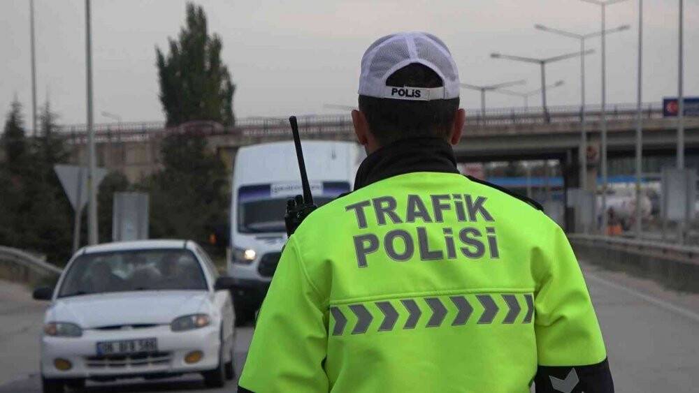 43 ilin geçiş güzergahında yoğunlaştırılmış denetim: Araçlar didik didik arandı, sürücüler sorgulandı