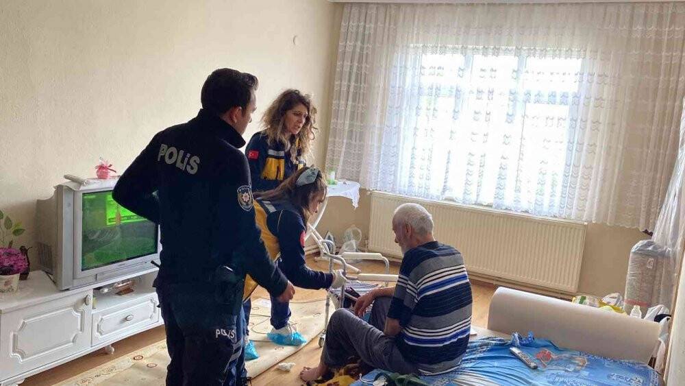 Felçli adam yalnız kaldığı evde ölmekten korkup hüngür hüngür ağladı