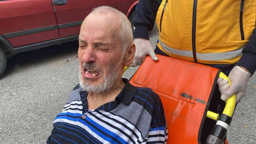 Felçli adam yalnız kaldığı evde ölmekten korkup hüngür hüngür ağladı