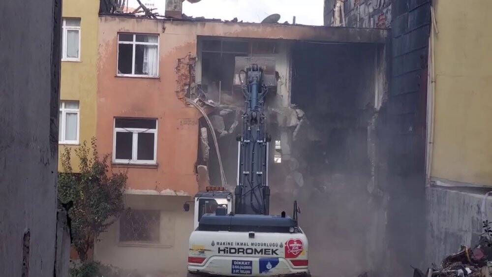 Kadıköy’de patlamanın yaşandığı bina iş makinesiyle yıkılmaya başlandı