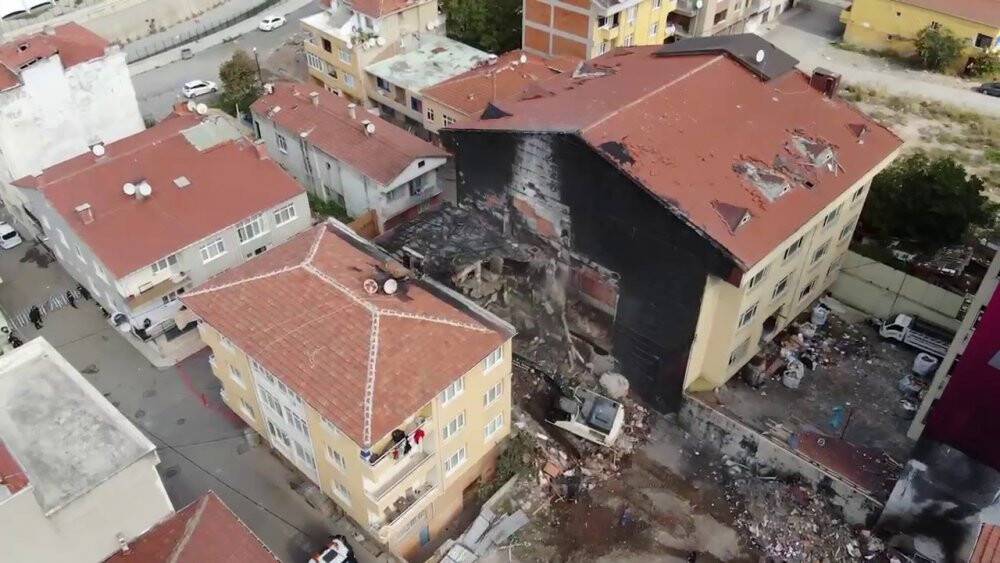 Kadıköy’de patlamanın yaşandığı bina iş makinesiyle yıkılmaya başlandı