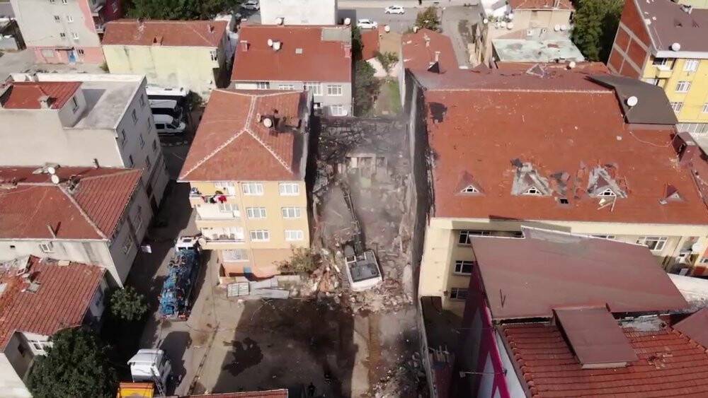 Kadıköy’de patlamanın yaşandığı bina iş makinesiyle yıkılmaya başlandı