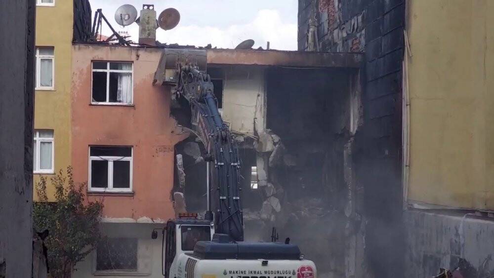 Kadıköy’de patlamanın yaşandığı bina iş makinesiyle yıkılmaya başlandı