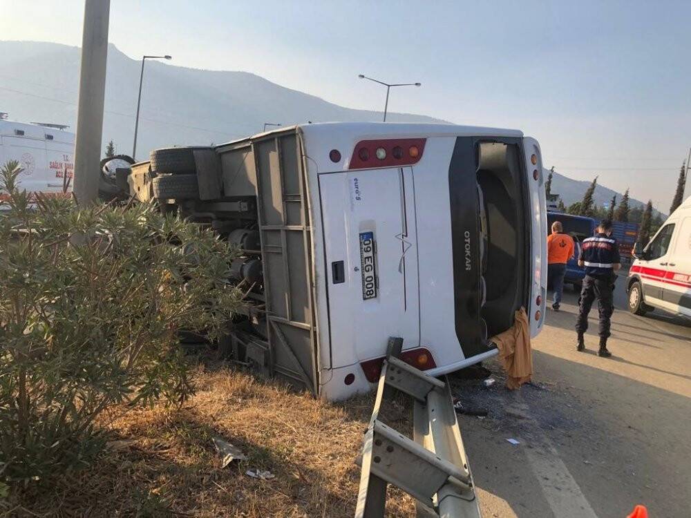 Kanser tedavisi gören hastaları taşıyan midibüs devrildi: 9 yaralı