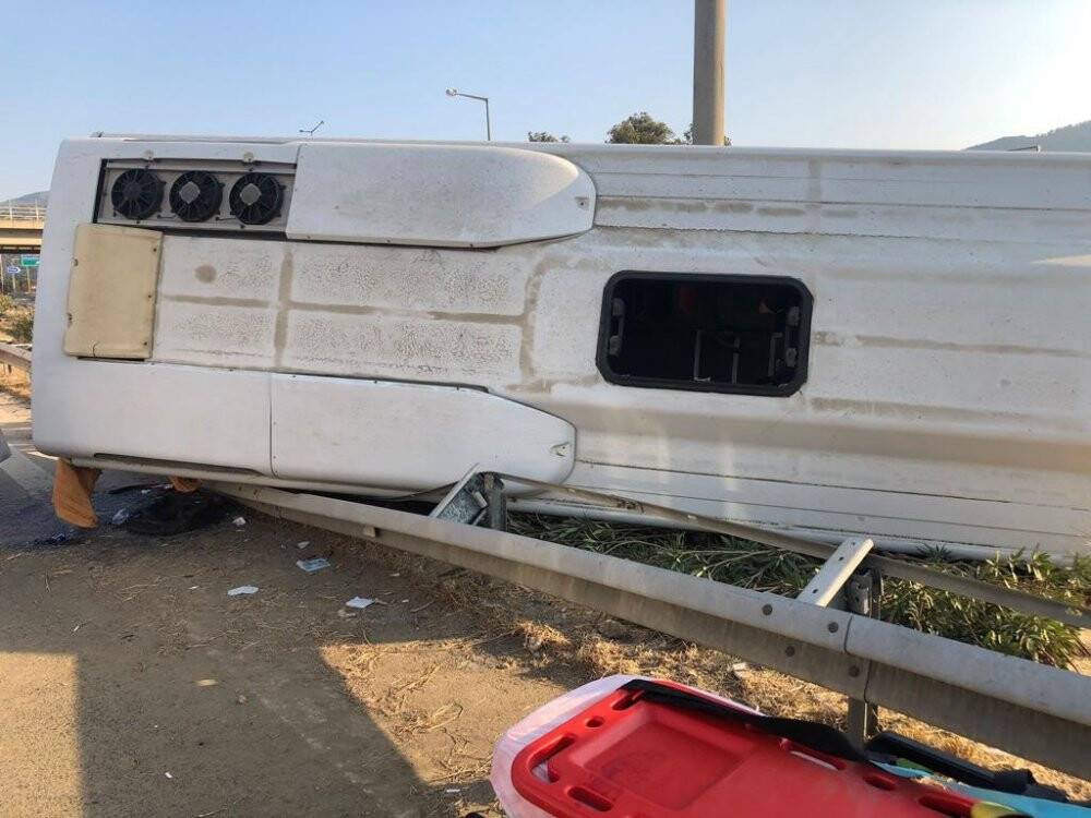 Kanser tedavisi gören hastaları taşıyan midibüs devrildi: 9 yaralı