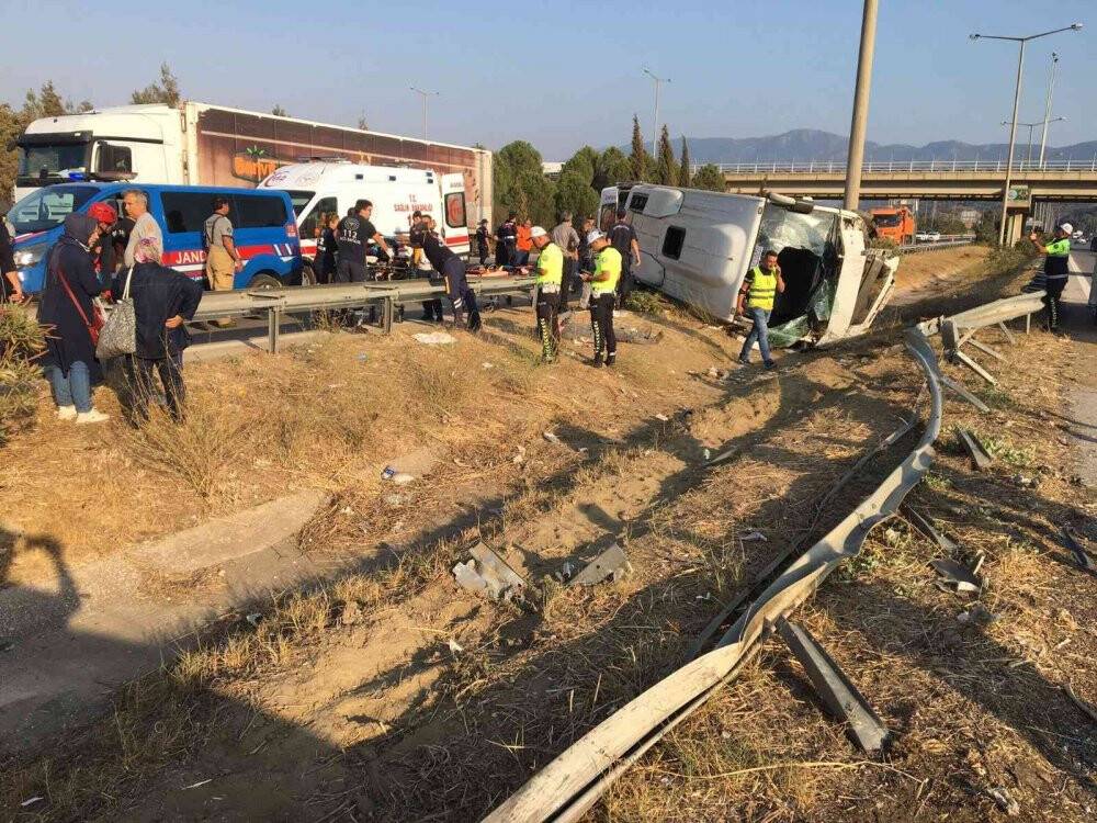 Kanser tedavisi gören hastaları taşıyan midibüs devrildi: 9 yaralı