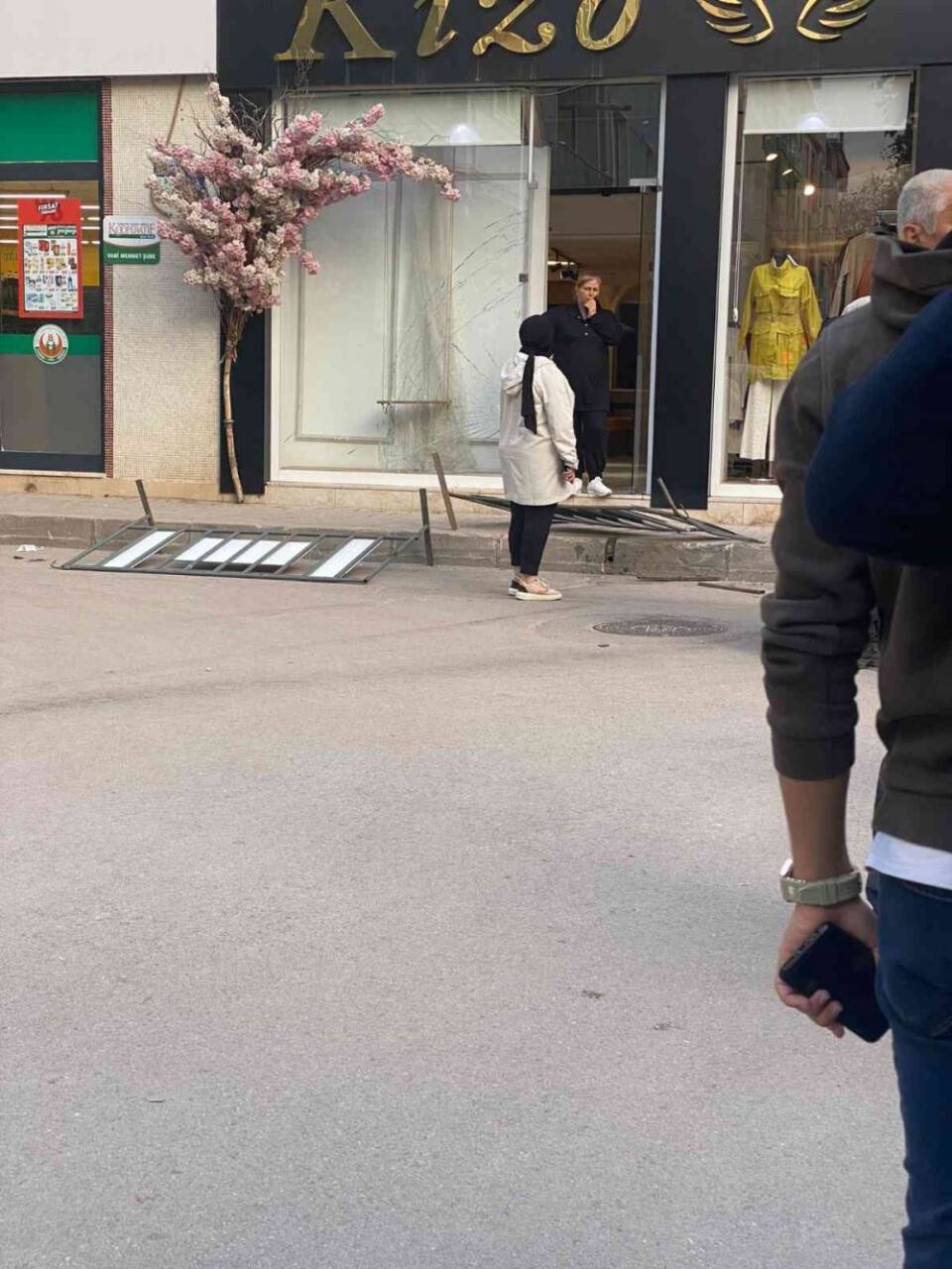 Anne kızın ölümle burun buruna geldiği anlar kamerada