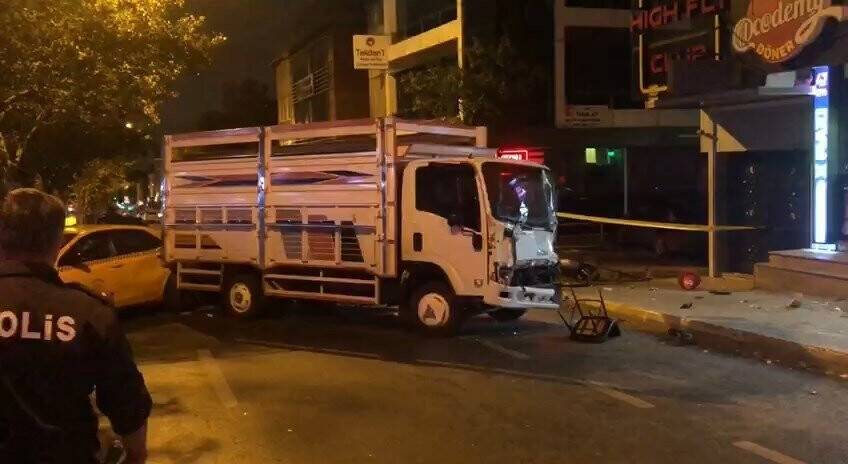 Ataşehir’de aracının direksiyon hakimiyetini kaybeden kamyonet şoförü dükkana daldı: 1 ölü, 1 yaralı
