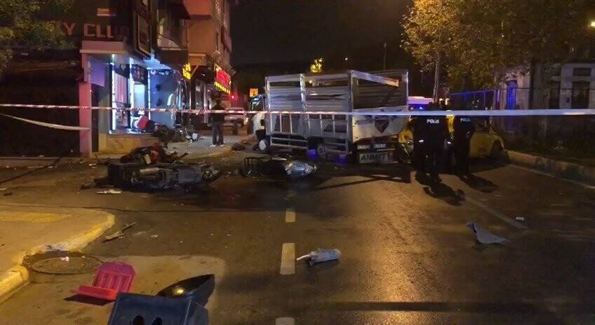 Ataşehir’de aracının direksiyon hakimiyetini kaybeden kamyonet şoförü dükkana daldı: 1 ölü, 1 yaralı
