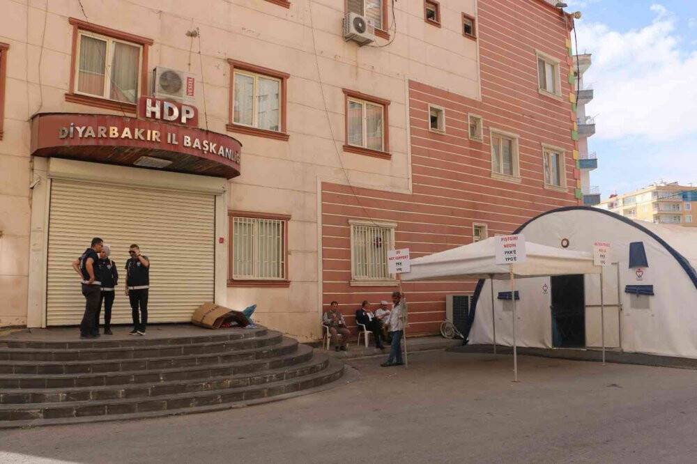 HDP önünde evlat nöbetindeki acılı anne oğlunun yolunu gözlüyor