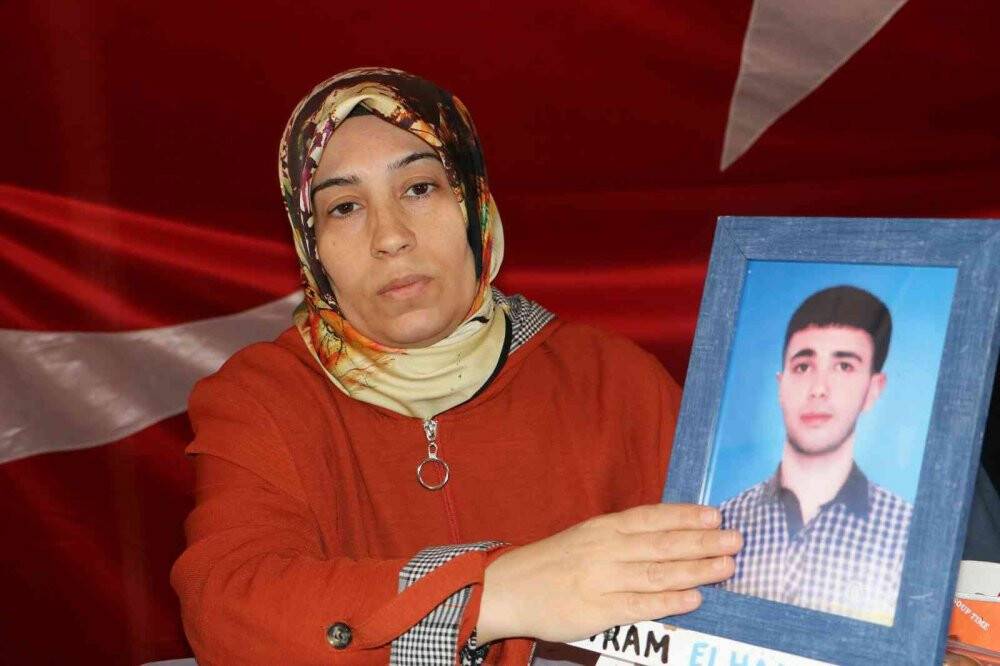 HDP önünde evlat nöbetindeki acılı anne oğlunun yolunu gözlüyor