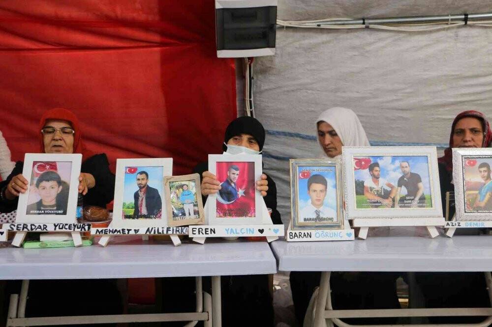 HDP önünde evlat nöbetindeki acılı anne oğlunun yolunu gözlüyor