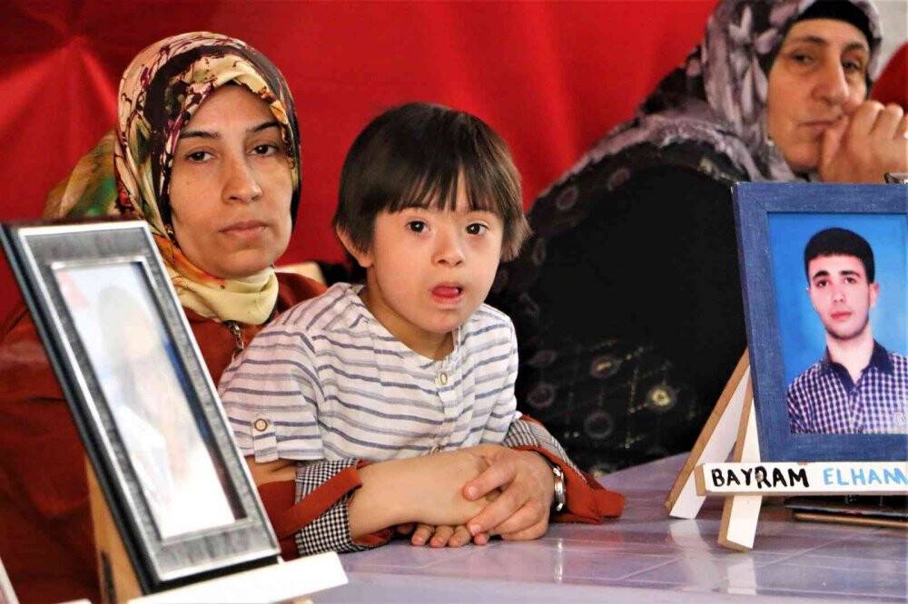 HDP önünde evlat nöbetindeki acılı anne oğlunun yolunu gözlüyor