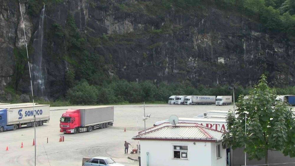 Heyelan nedeniyle kapanan Hopa-Kemalpaşa karayolu trafiğe açıldı