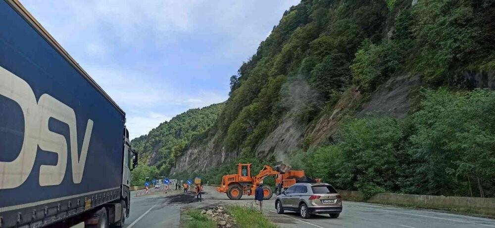 Heyelan nedeniyle kapanan Hopa-Kemalpaşa karayolu trafiğe açıldı