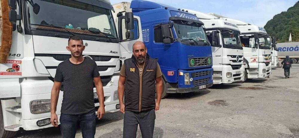 Heyelan nedeniyle kapanan Hopa-Kemalpaşa karayolu trafiğe açıldı