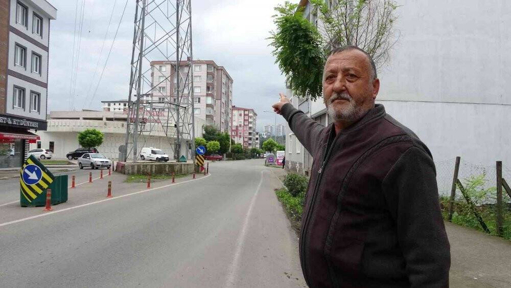 Ordu’da yol ortasındaki yüksek gerilim hattı direği şaşırtıyor