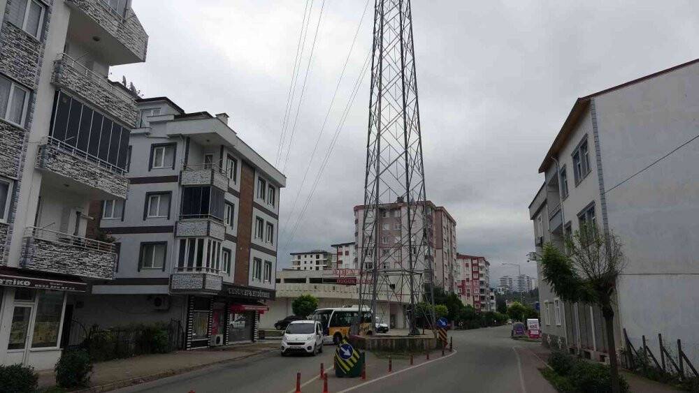 Ordu’da yol ortasındaki yüksek gerilim hattı direği şaşırtıyor