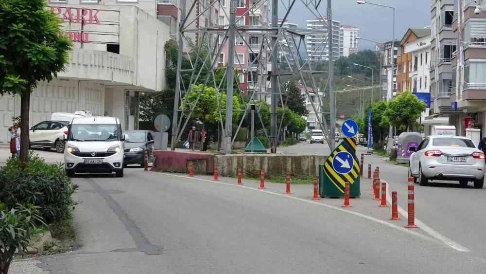 Ordu’da yol ortasındaki yüksek gerilim hattı direği şaşırtıyor