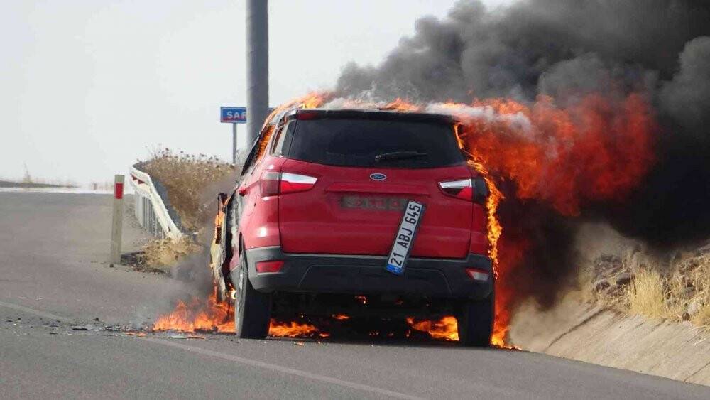 Seyir halindeki otomobil alev aldı sürücü son anda kurtuldu