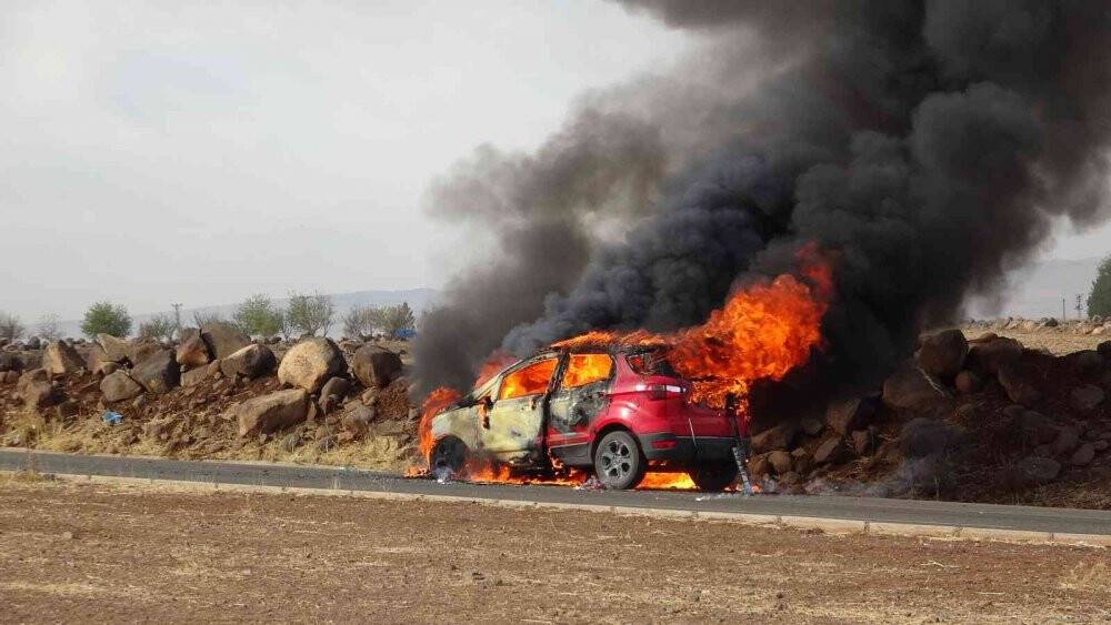 Seyir halindeki otomobil alev aldı sürücü son anda kurtuldu