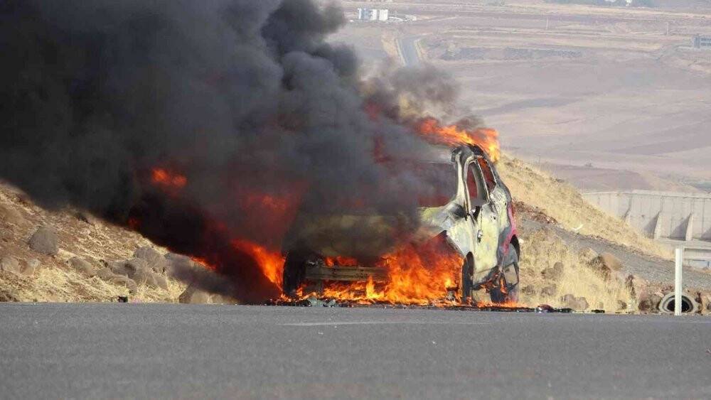 Seyir halindeki otomobil alev aldı sürücü son anda kurtuldu