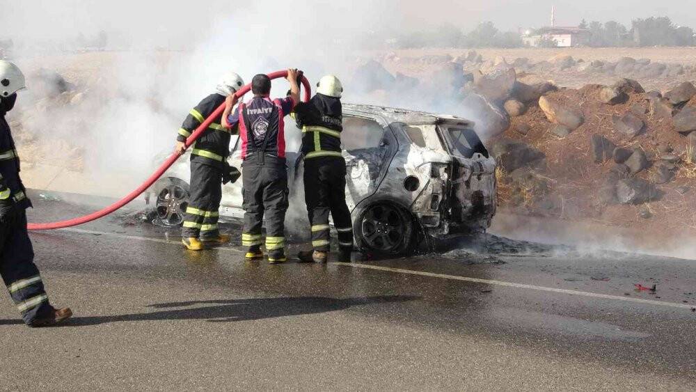 Seyir halindeki otomobil alev aldı sürücü son anda kurtuldu