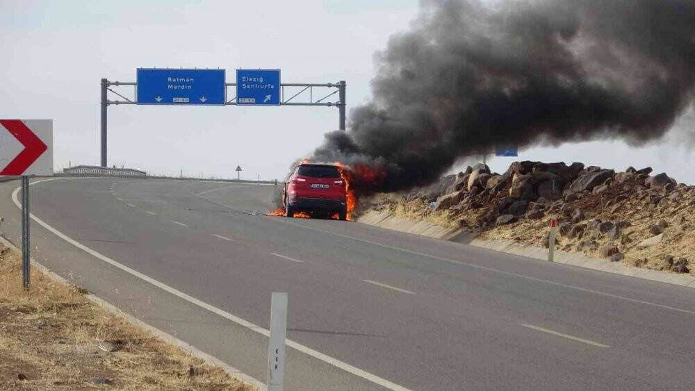 Seyir halindeki otomobil alev aldı sürücü son anda kurtuldu