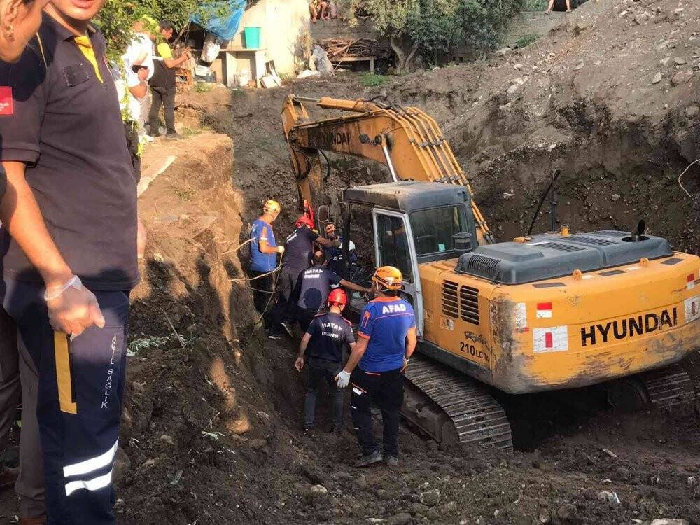 Define aramak için kazdıkları toprağın altında kalan gencin cesedine ulaşıldı