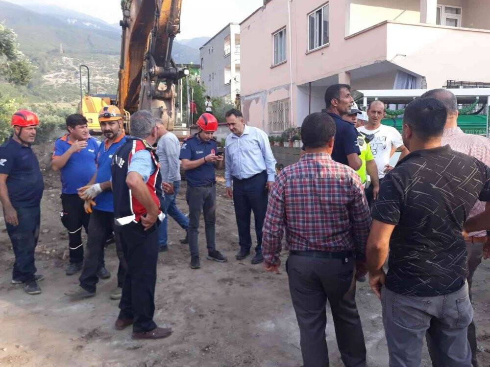 Define aramak için kazdıkları toprağın altında kalan gencin cesedine ulaşıldı