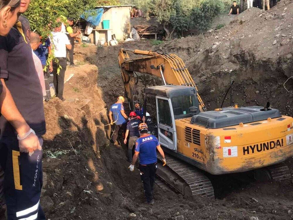 Define aramak için kazdıkları toprağın altında kalan gencin cesedine ulaşıldı