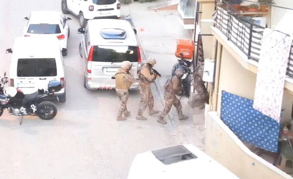 İzmir merkezli uyuşturucu tacirlerine helikopter destekli dev operasyon