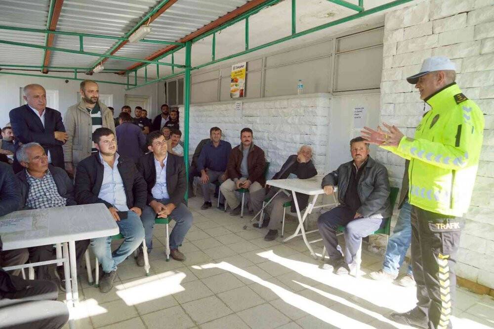 Traktörlerin karıştığı kazaları önlemek için çiftçilere reflektör dağıtıldı