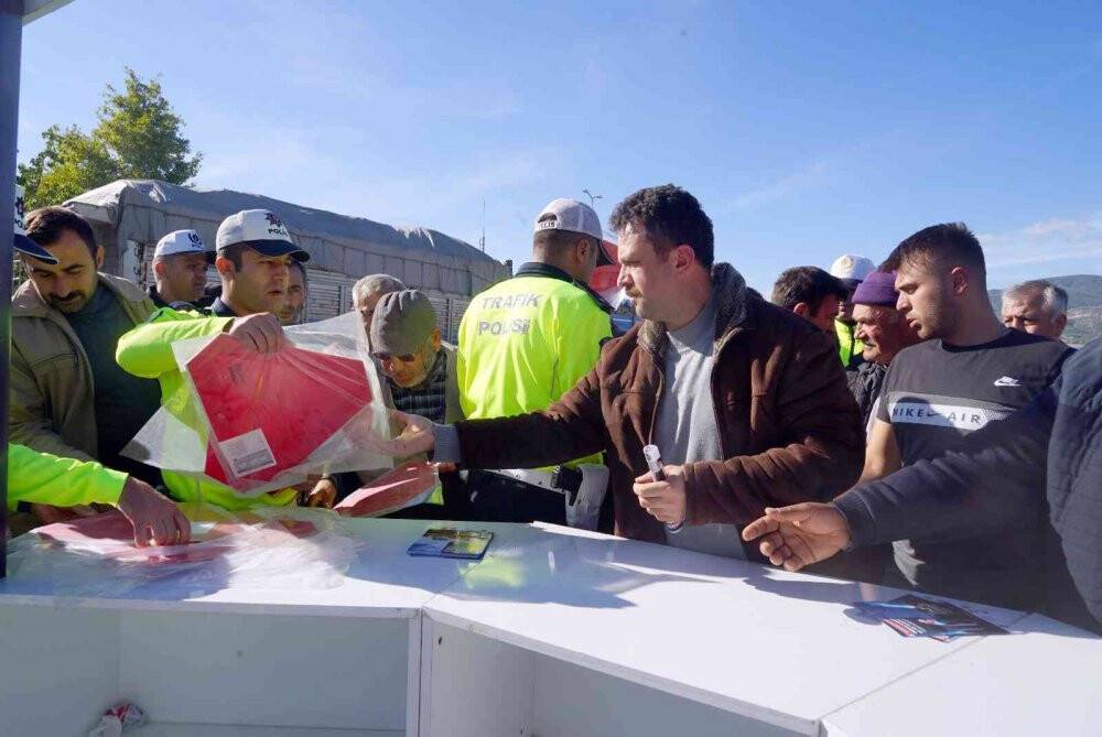 Traktörlerin karıştığı kazaları önlemek için çiftçilere reflektör dağıtıldı