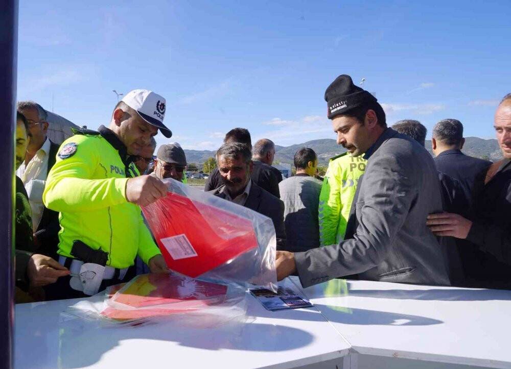 Traktörlerin karıştığı kazaları önlemek için çiftçilere reflektör dağıtıldı
