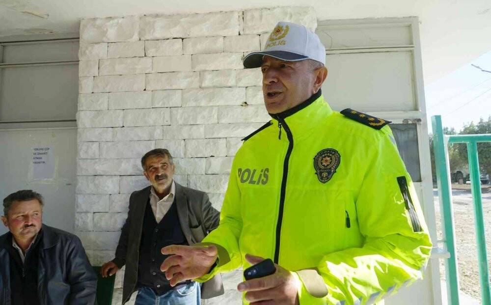 Traktörlerin karıştığı kazaları önlemek için çiftçilere reflektör dağıtıldı