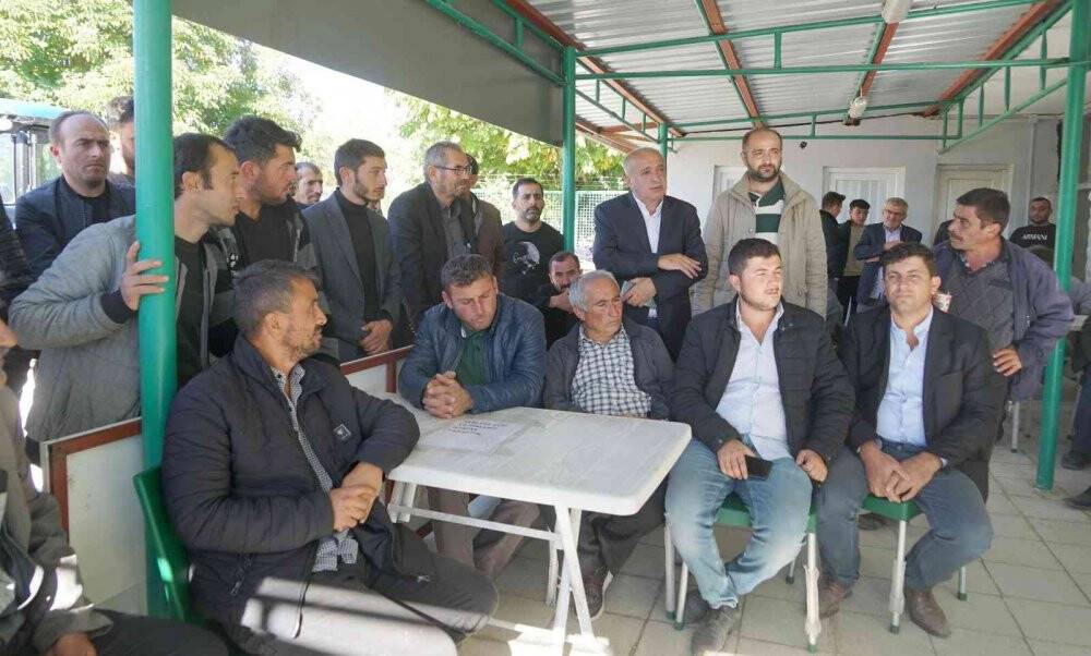 Traktörlerin karıştığı kazaları önlemek için çiftçilere reflektör dağıtıldı