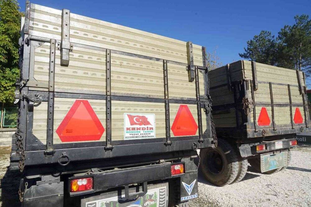 Traktörlerin karıştığı kazaları önlemek için çiftçilere reflektör dağıtıldı