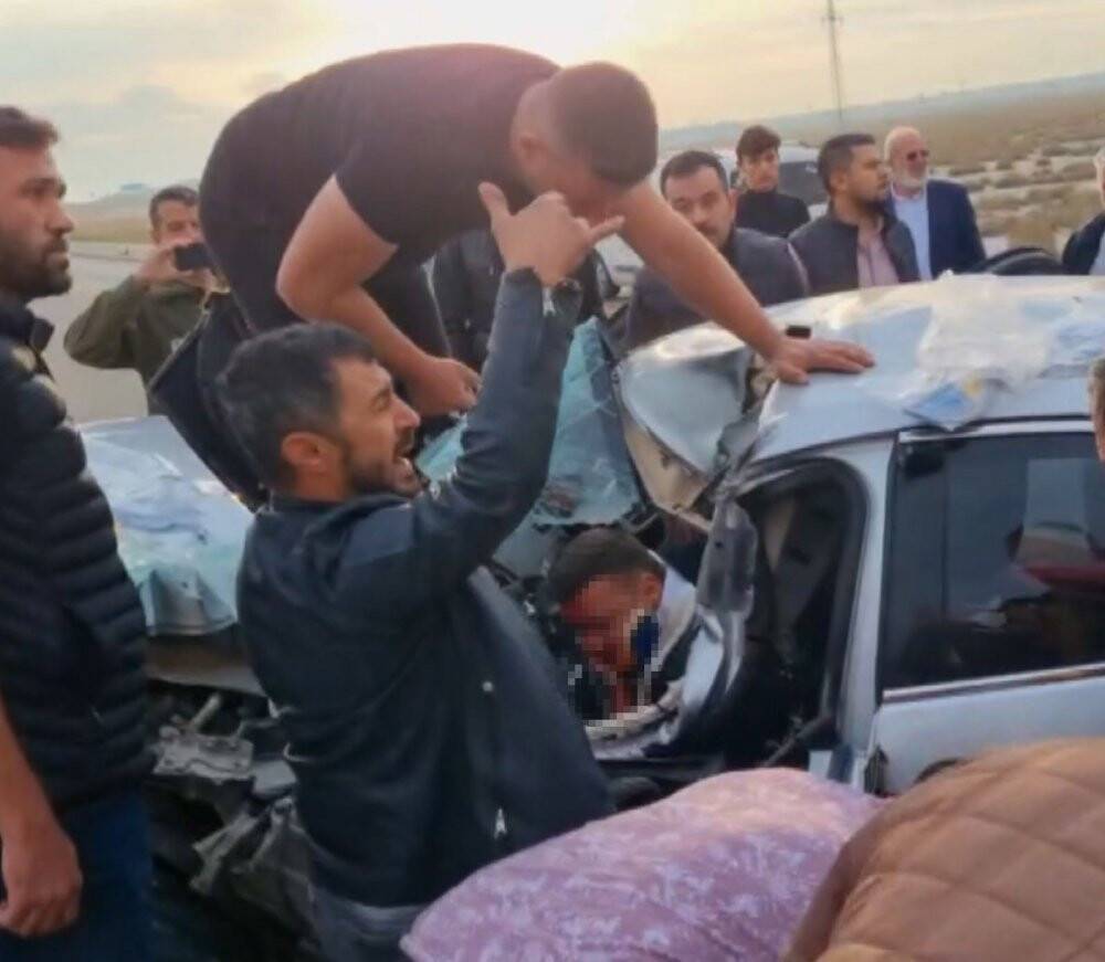 Kimi arabanın üzerine çıktı, kimi levyeyle ayırmaya çalıştı