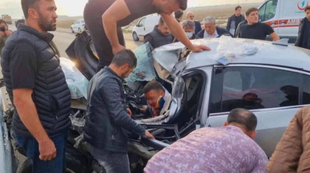 Kimi arabanın üzerine çıktı, kimi levyeyle ayırmaya çalıştı