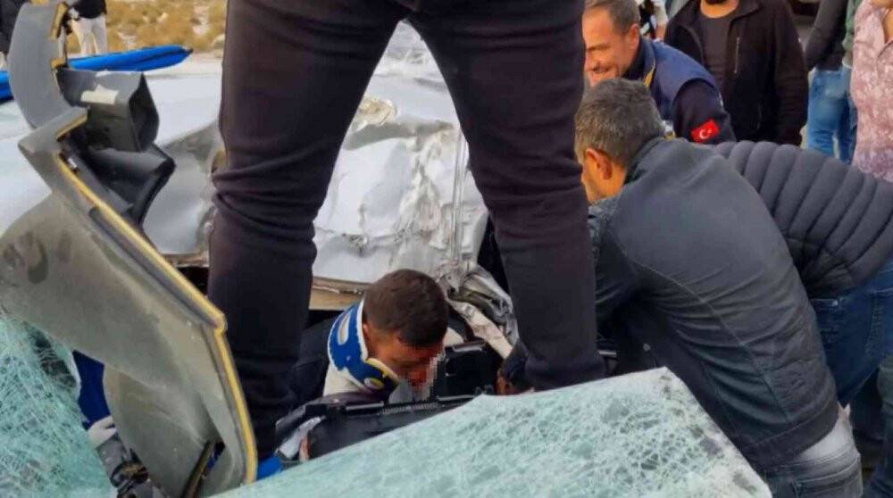 Kimi arabanın üzerine çıktı, kimi levyeyle ayırmaya çalıştı