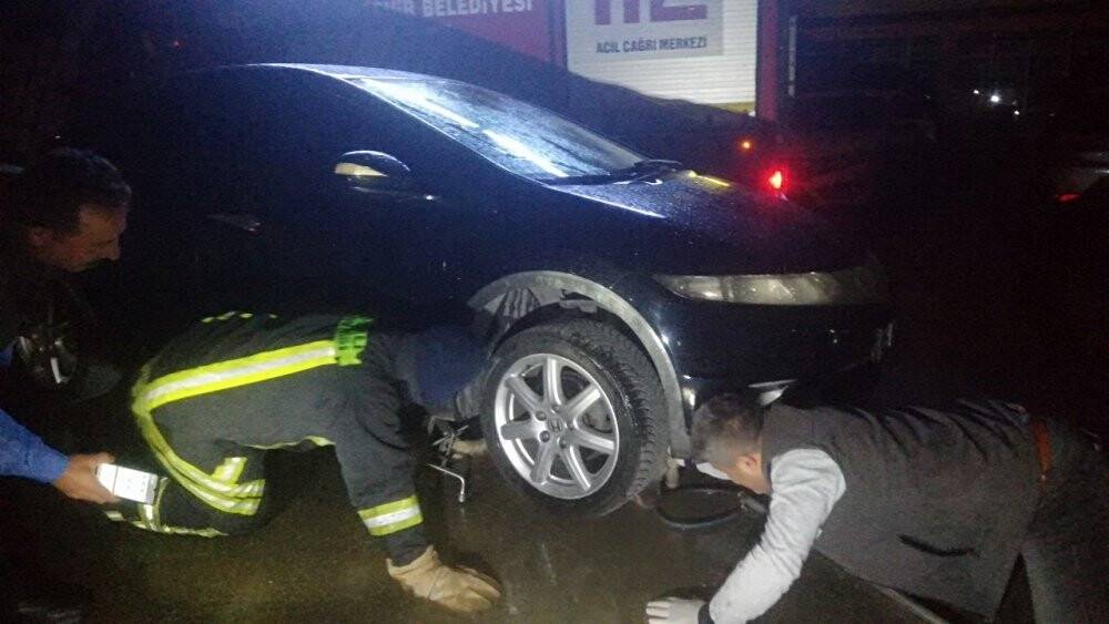 Otomobilin altına sıkışan köpeği itfaiye ekipleri kurtardı