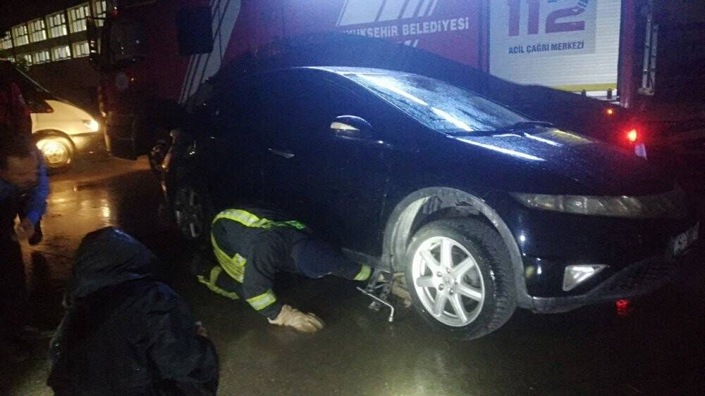 Otomobilin altına sıkışan köpeği itfaiye ekipleri kurtardı