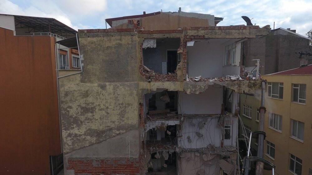 Sinop’ta temelinde kayma meydana gelen binada yıkım işlemleri başladı